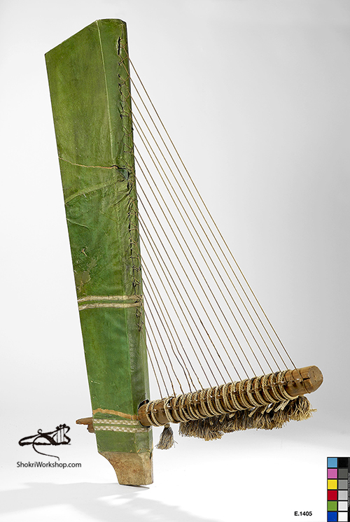 Fac-similé d'une harpe angulaire égyptienne conservée au musée du Louvre