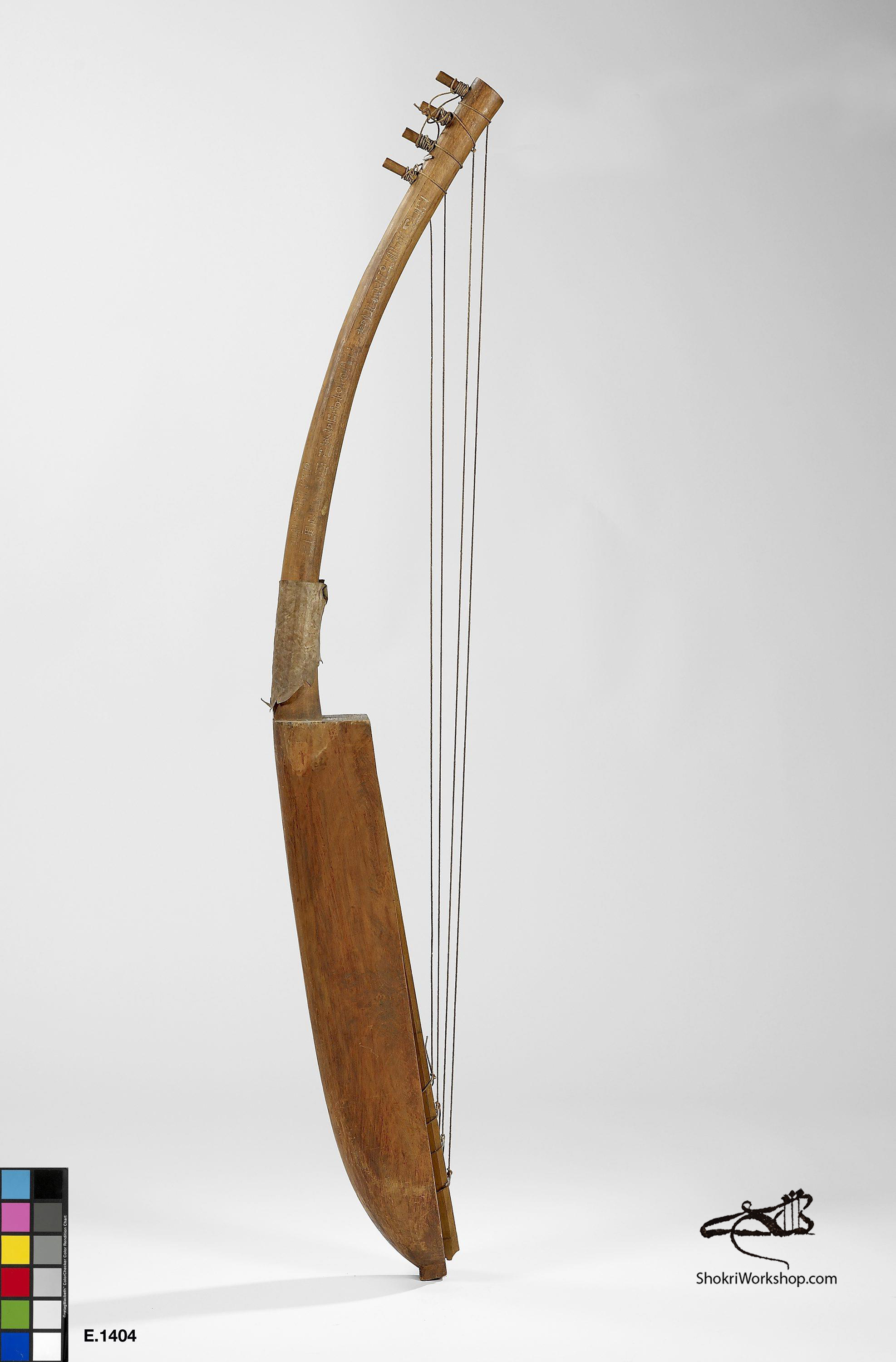 Fac-simile d'une harpe arquée égyptienne conservée au musée du Louvre